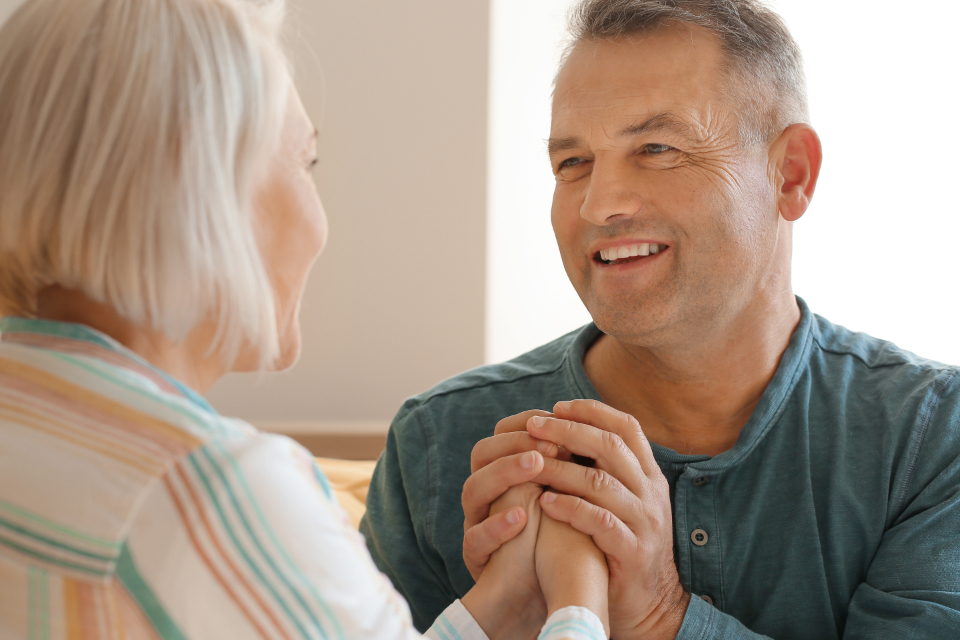 Dos personas conversando sobre una decisión