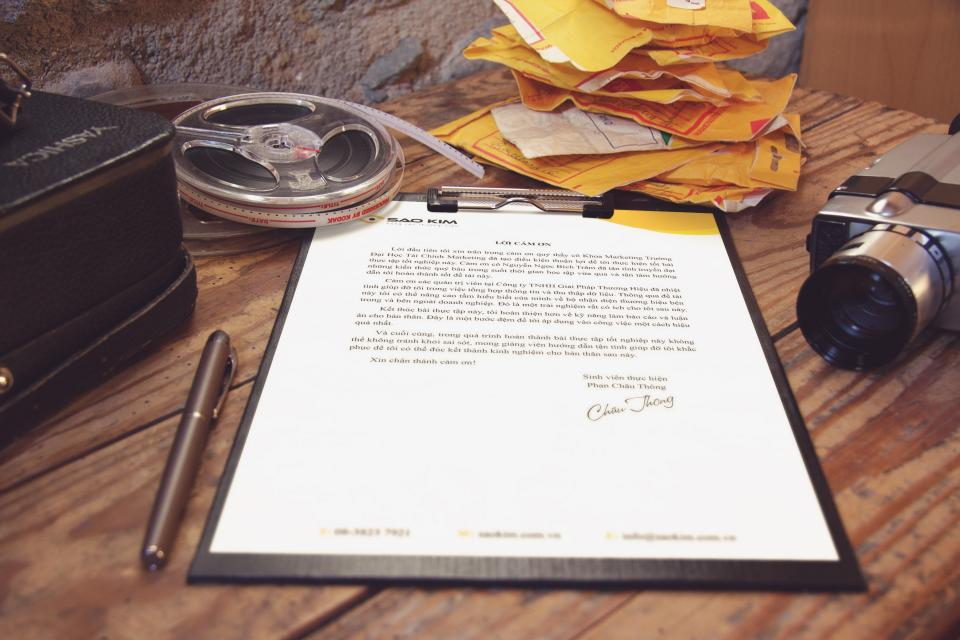 Expediente y documentos sobre un escritorio