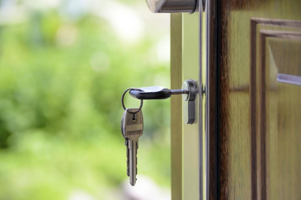 Llaves puestas en la cerradura de una puerta