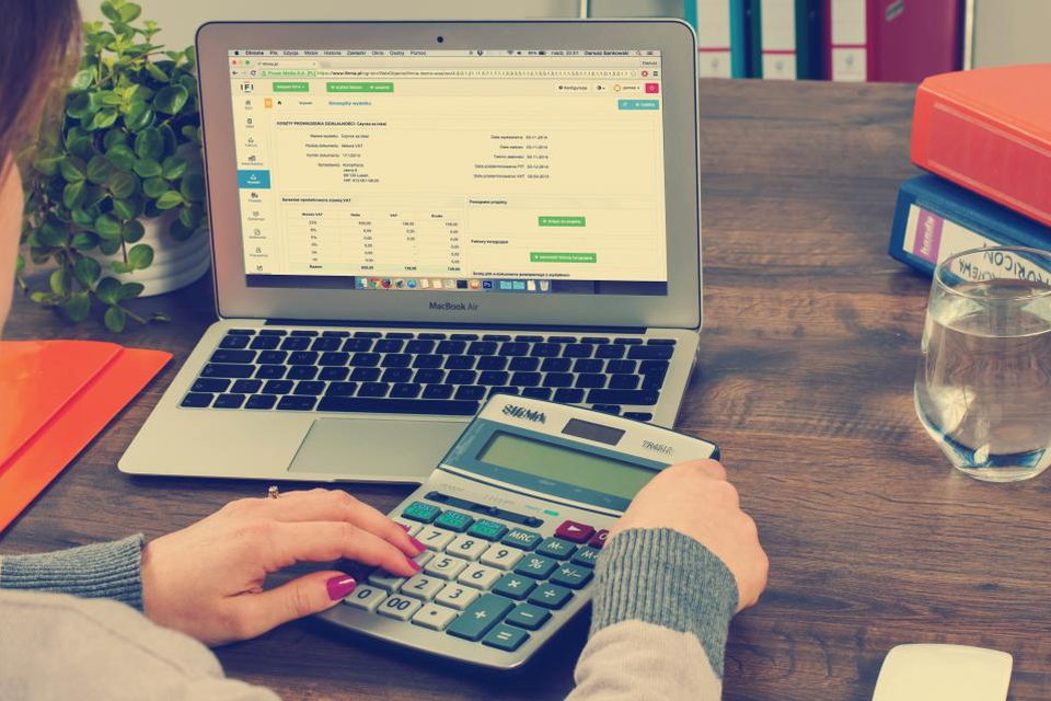 Calculadora y planilla de cálculo sobre un escritorio