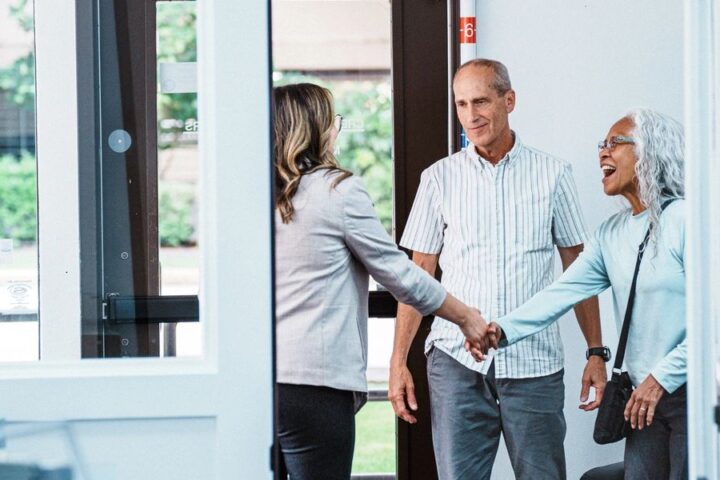 Pareja recibida en la recepción del estudio jurídico