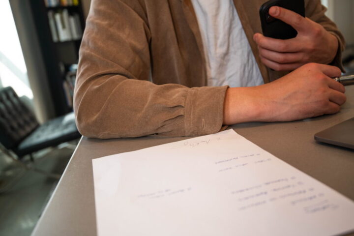 Documentos sobre el escritorio de una reunión